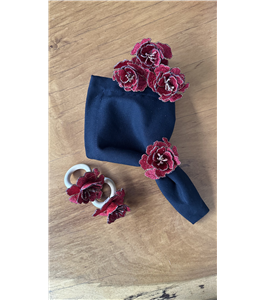 Porta guardanapo rosa vermelha bordada com dourado, em tecido, com argola de madeira.