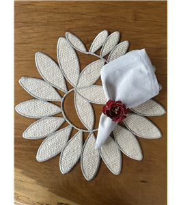 Porta guardanapo rosa vermelha bordada com dourado, em tecido, com argola de madeira.